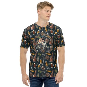 以下が含まれることがあります： ビールジョッキ、樽、ホップの繰り返し模様が施された黒いTシャツ。Tシャツには、スクーターに乗った男性のグラフィックと「My Betweenie Beers」の文字が中央に配置されています。柔らかく快適な素材で作られています。
