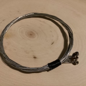 Pulseira estilo bracelete de corda de violão autêntico