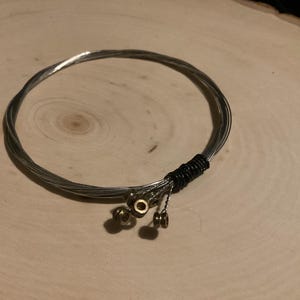 Pulseira estilo bracelete de corda de violão autêntico