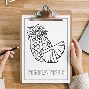 Może przedstawiać: Czarno-biały rysunek ananasa na białym arkuszu papieru z napisem "PINEAPPLE" wydrukowanym pod obrazkiem. Rysunek znajduje się na tablicy z czarnym klipsem.