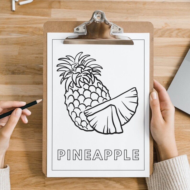 Może przedstawiać: Czarno-biały rysunek ananasa na białym arkuszu papieru z napisem "PINEAPPLE" wydrukowanym pod obrazkiem. Rysunek znajduje się na tablicy z czarnym klipsem.
