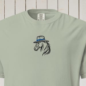 刺繍入り馬とフェドーラ帽Tシャツ - コンフォートカラーズ 1717 シャツ - カウボーイホースシャツ - スタイリッシュなアニマルTシャツ - ウエスタングラフィックシャツ