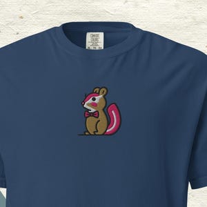 Gesticktes niedliches Chipmunk-Nagetier-T-Shirt mit Fliege, Unisex-Freizeitkleidung, entzückendes Tierdesign, Damen- und Herren-Freizeitkleidung