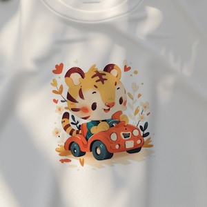 Camiseta gráfica de tigre bebé en coche de juguete, camiseta infantil de aventura animal, ropa unisex divertida y divertida