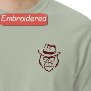 Stijlvol Gorilla in hoed geborduurd T-shirt, uniek dierenontwerp Comfort kleuren top, leuke casual hipsterkleding, unisex modeshirt