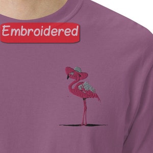 Stijlvol geborduurd flamingoshirt met hoed, unieke dierenkunsttop, casual elegant zomershirt, trendy kleding met vogelillustratie