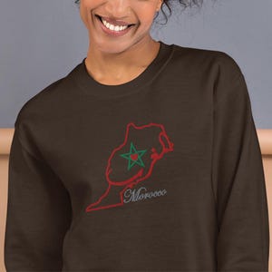 Sweat-shirt brodé du Maroc - Grande carte du Maroc et calligraphie arabe - Couleurs du drapeau du Maroc - Héritage d'Afrique du Nord