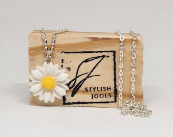 White Daisy Necklace