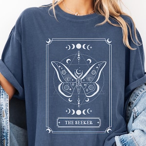 Die Sucher Luna Motte Tarot Karte Shirt, himmlische Komfort Farben Shirt, Boho Witchy T-Shirt, Mondphasen Shirt, spirituelles Shirt, witchy Geschenk