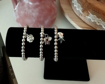 Bracelet élastique en  perles avec breloques  acier inoxydable . Fait main. 3 modèles  au choix