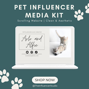 Puede incluir: Una pantalla de computadora portátil que muestra un sitio web para influencers de mascotas. El sitio web presenta una foto de dos gatos, un gato blanco de pie sobre un gato marrón y blanco. El texto en la pantalla dice "Pet Influencer Media Kit", "Scrolling Website | Clean & Aesthetic", "Petfluencer & UGC Creator", "Arlo and Alfie", y "YOUREMAIL@EMAIL.COM". El texto "Shop Now" y "@TheInfluencerStudio" se muestra debajo de la computadora portátil.