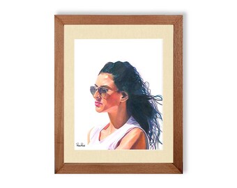 Può includere: Ritratto ad acquerello incorniciato di una persona con occhiali da sole e un top bianco. L'opera presenta un profilo laterale con lunghi capelli scuri e uno sfondo luminoso e soleggiato. La cornice è di colore marrone caldo.