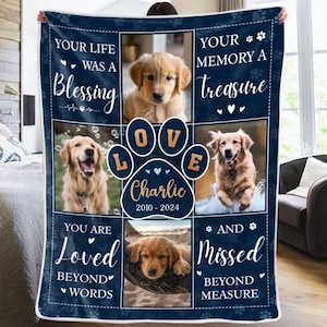 Op de afbeelding: Een donkerblauwe fleece deken met drie foto's van een golden retriever, een centrale pootafdruk met de naam Charlie en de data 2010-2024, en witte tekst: Your life was a blessing, your memory a treasure, you are loved beyond words and missed beyond measure.