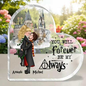 Könnte beinhalten: Herzförmiger Acrylblock mit einem sich umarmenden Paar vor einer Schlossillustration. Der Block enthält den Text "YOU WILL Forever BE MY Always" und personalisierte Namen. Das Design hat ein Zaubererthema.