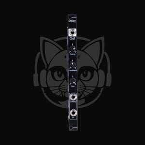 Può includere: Un modulo di delay audio elettronico nero con testo bianco e manopole argentate. Il modulo ha ingressi e uscite etichettati "Delay", "Out", "Delay", "Feedback", "Mix" e "In". Lo sfondo presenta un gatto grigio con le cuffie.