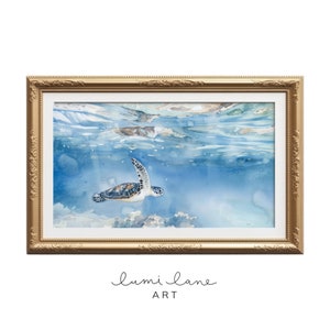 Könnte beinhalten: Ein Aquarellbild einer Meeresschildkröte, die unter Wasser schwimmt. Die Schildkröte ist grün und schwarz vor einem hellblauen Hintergrund. Das Bild ist in einem goldenen Rahmen gerahmt.