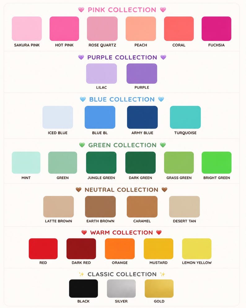Op de afbeelding: Een kleurenkaart met diverse tinten georganiseerd in collecties: Roze, Paars, Blauw, Groen, Neutraal, Warm en Klassiek. Elk kleurstaal is gelabeld met de naam, waaronder Sakura Pink, Hot Pink, Rose Quartz, Peach, Coral, Fuchsia, Lilac, Purple, Iced Blue, Blue BL, Army Blue, Turquoise, Mint, Green, Jungle Green, Dark Green, Grass Green, Bright Green, Latte Brown, Earth Brown, Caramel, Desert Tan, Red, Dark Red, Orange, Mustard, Lemon Yellow, Black, Silver en Gold.