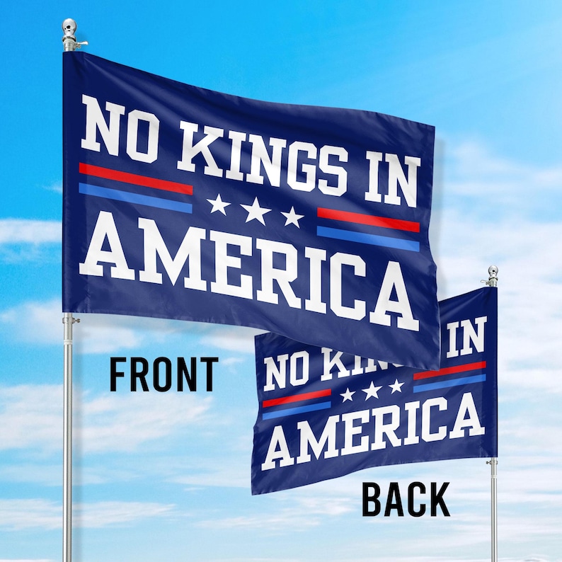 Puede incluir: Una bandera azul con el texto "NO KINGS IN AMERICA" en letras blancas. La bandera tiene tres estrellas rojas y blancas y dos rayas rojas y azules. La parte posterior de la bandera tiene el mismo texto y dise&ntilde;o.
