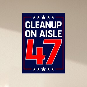 K&ouml;nnte beinhalten: Rechteckiges, marineblaues Schild mit rotem Rand. Der Text "CLEANUP ON AISLE 47" ist wei&szlig;, mit der Zahl 47 in gro&szlig;en roten Ziffern. Oben und unten sind f&uuml;nf wei&szlig;e Sterne angeordnet.