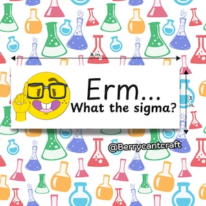 Puede incluir: Un letrero rectangular blanco con el texto "Erm... What the sigma?" y un emoji amarillo con gafas. El letrero mide 20 cm de ancho y 7,6 cm de alto. El fondo es un patrón de matraces de laboratorio coloridos.
