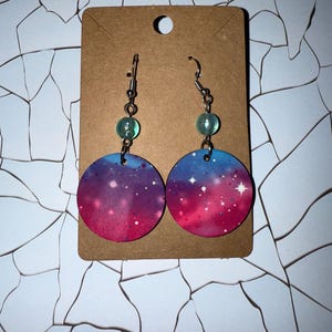 Handgemachte Ohrringe aus Holz, gehämmert Galaxy Inspiriert Pink & Lila Design | Beidseitig | Leichter Statement-Schmuck