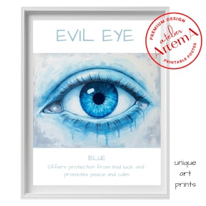 Könnte beinhalten: Ein blaues böses Auge mit tropfender Farbe, einem weißen Hintergrund und dem Text "EVIL EYE" und "BLUE" mit der Beschreibung "Bietet Schutz vor Pech und fördert Frieden und Ruhe".
