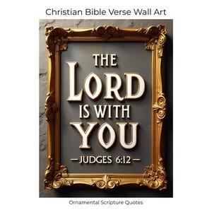 Könnte beinhalten: Goldgerahmte Wandkunst mit dem Text "THE LORD IS WITH YOU - JUDGES 6:12". Der Text ist in weißen, erhabenen Buchstaben auf einem dunkelgrauen Hintergrund gehalten. Der Rahmen hat eine verzierte Detaillierung und eine goldene Oberfläche. Die Worte "Christian Bible Verse Wall Art" und "Ornamental Scripture Quotes" sind ebenfalls vorhanden.