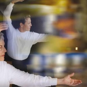 Puede incluir: Dos mujeres con camisas blancas de manga larga se capturan en una imagen borrosa, posiblemente practicando una forma de ejercicio o danza. Un brazo de una mujer est&aacute; levantado, mientras que el otro brazo est&aacute; extendido. El fondo est&aacute; desenfocado.