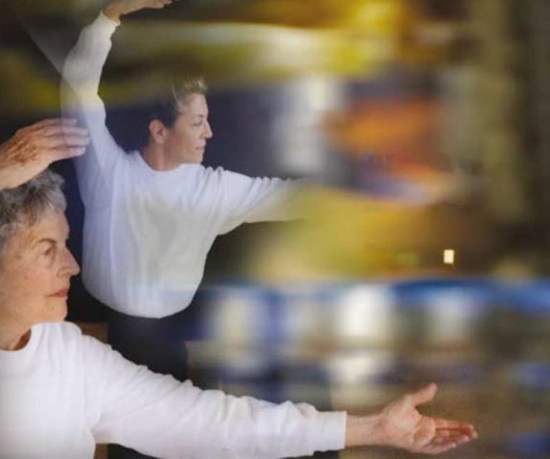 Puede incluir: Dos mujeres con camisas blancas de manga larga se capturan en una imagen borrosa, posiblemente practicando una forma de ejercicio o danza. Un brazo de una mujer est&aacute; levantado, mientras que el otro brazo est&aacute; extendido. El fondo est&aacute; desenfocado.