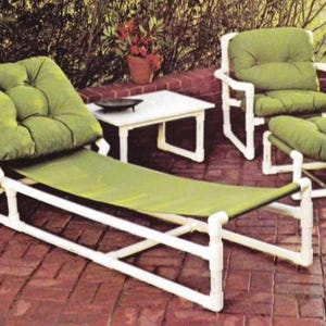 Peut inclure: Ensemble de mobilier de jardin blanc avec coussins verts. L'ensemble comprend une chaise longue, une chaise et un repose-pieds. Le mobilier est en tuyau PVC.