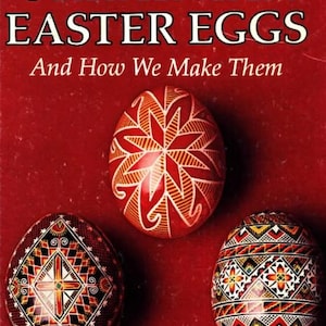 Könnte beinhalten: Drei ukrainische Ostereier mit komplizierten geometrischen Mustern in Rot, Gelb, Schwarz und Weiß. Die Eier befinden sich auf einem roten Hintergrund. Der Text "UKRAINIAN EASTER EGGS And How We Make Them" befindet sich oben im Bild.