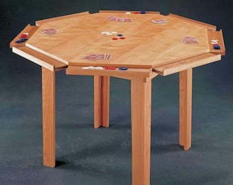 Puede incluir: Una mesa octogonal de madera con un acabado de madera clara y una hoja extraíble a cada lado. La mesa está preparada para un juego de cartas con cartas de juego y fichas en la superficie.
