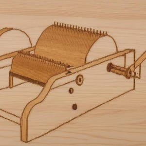 Pode incluir: Um enrola-fio de madeira de manivela com um carretel e uma manivela. O enrola-fio é feito de madeira castanho claro e tem um acabamento natural.