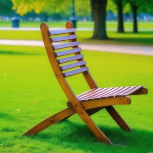 Puede incluir: Una silla plegable de madera con respaldo y asiento de listones. La silla está sentada en un césped verde.