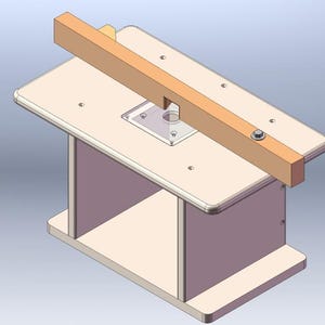 Puede incluir: Una mesa de fresado de madera blanca con una valla de madera y una inserción de plástico transparente para la fresa. La mesa tiene una base con dos patas.