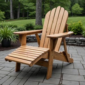 Könnte beinhalten: Ein Adirondack-Stuhl aus Holz mit Fußstütze. Der Stuhl ist aus Naturholz gefertigt und hat eine hellbraune Farbe. Der Stuhl steht auf einer Terrasse.