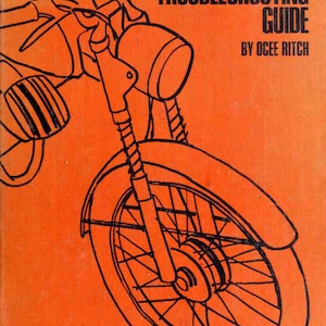 Può includere: Una copertina di libro vintage arancione con un disegno a linea nera di una motocicletta. Il titolo del libro è "Chilton's Motorcycle Troubleshooting Guide" di Ocee Ritch. Il testo sotto il titolo recita "1. Find What's Wrong! 2. Fix Fast! 3. Save Money!"