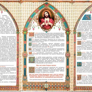 Op de afbeelding: Een gedetailleerd, vintage religieus drieluik met sierlijke gouden, blauwgroene en rode decoratieve randen. Het centrale paneel toont een afbeelding van Jezus Christus. Tekst in het Latijn vult de panelen.