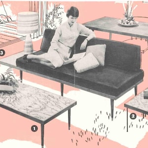 Puede incluir: Un conjunto de sala de estar con un sofá negro, una mesa de madera con una silla y tres mesas de café de mármol. El sofá tiene dos almohadas y una mujer está sentada en él. Las mesas de café están numeradas 1, 2 y 3.
