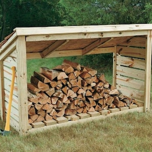 Puede incluir: Un cobertizo de leña de madera con un techo inclinado y una pila de leña en el interior. El cobertizo está hecho de madera natural y tiene un aspecto rústico.