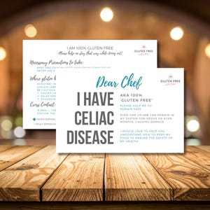 以下が含まれることがあります： 木製のテーブルの上にテキストが書かれた2枚の白いカード。大きなカードには「親愛なるシェフ、私はセリアック病です」と書かれており、グルテンフリーの食事に関する情報が記載されています。小さなカードには「Carolとグルテンフリー」と書かれています。