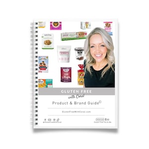 Op de afbeelding: Een spiraalgebonden notitieboek met de titel "GLUTEN FREE with Coral Product & Brand Guide" met verschillende glutenvrije voedingsproducten. Een vrouw met blond haar glimlacht naast het notitieboek. Het notitieboek bevat ook social media iconen.