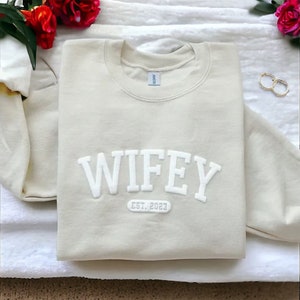 Personalisierte Wifey Sweatshirt Hochzeitsgeschenk Neue Frau Sweatshirt Brautpaar Flitterwochen Geschenk für Braut Einzigartige Brautdusche Geschenk Bild 1