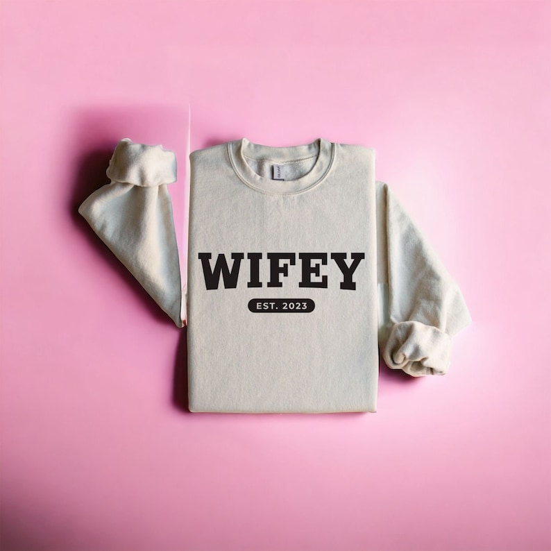 Personalisierte Wifey Sweatshirt Hochzeitsgeschenk Neue Frau Sweatshirt Brautpaar Flitterwochen Geschenk für Braut Einzigartige Brautdusche Geschenk Bild 4