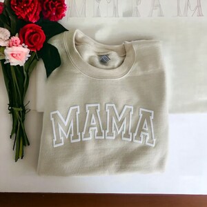 Sudadera de mamá personalizada con nombres de niños / Letras de hojaldre / Letras en relieve / Regalo para mamá / Mamá Suéter Mamá Regalo de cumpleaños Regalo para mamá Regalos imagen 3