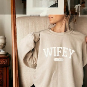 Personalisierte Wifey Sweatshirt Hochzeitsgeschenk Neue Frau Sweatshirt Brautpaar Flitterwochen Geschenk für Braut Einzigartige Brautdusche Geschenk Bild 3