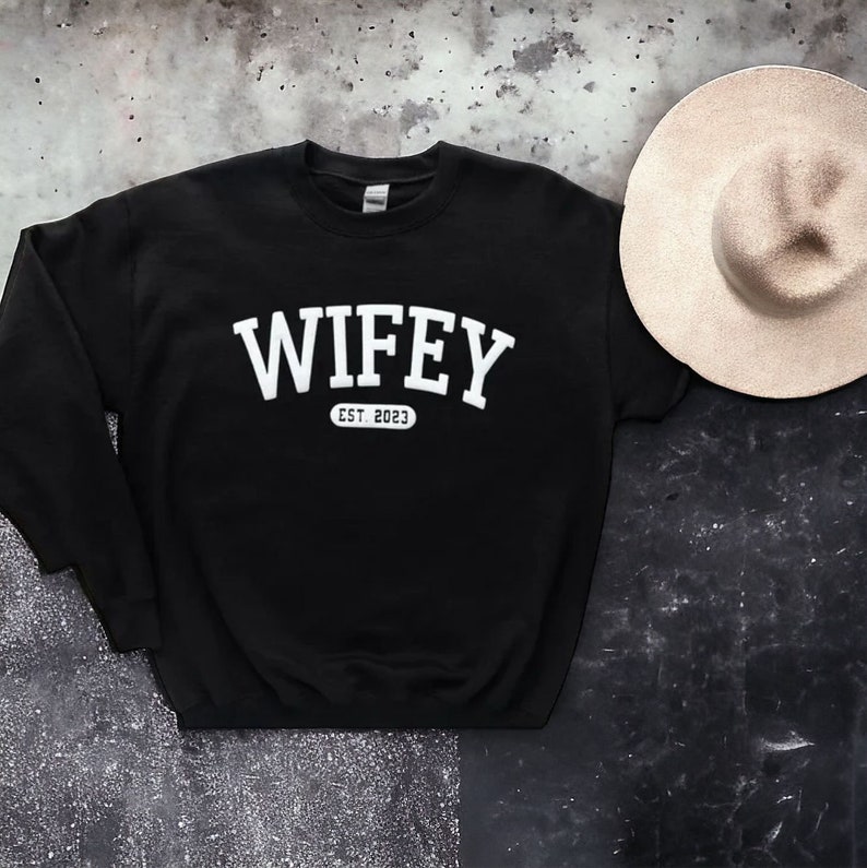 Personalisierte Wifey Sweatshirt Hochzeitsgeschenk Neue Frau Sweatshirt Brautpaar Flitterwochen Geschenk für Braut Einzigartige Brautdusche Geschenk Bild 5