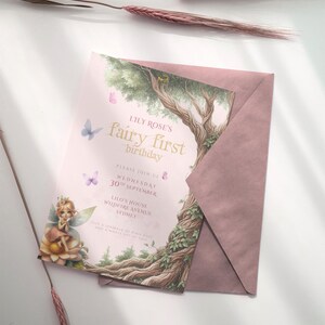 Pode incluir: Cartão de convite rosa com uma ilustração de fada e o texto "Lily Rose's fairy first birthday". O convite inclui detalhes para uma festa na quarta-feira, 30 de setembro na Lilo's House, Wildfire Avenue, Sydney.