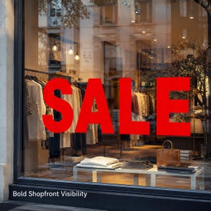 Könnte beinhalten: Ein Schaufenster zeigt ein großes rotes "SALE"-Schild. Im Inneren hängen Kleider an Kleiderstangen. Ein Präsentationstisch zeigt gefaltete Pullover und eine Lederhandtasche. Der Text "Bold Shopfront Visibility" steht unten.