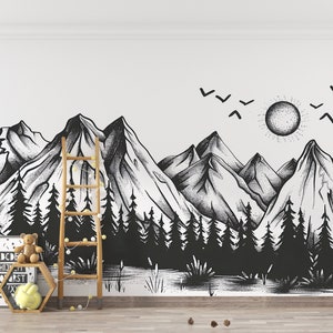 Mural de montañas y bosques en estilo garabato, fondo de pantalla de paisaje de naturaleza salvaje en blanco y negro, arte de las montañas del sol de pájaros pelados y pegados